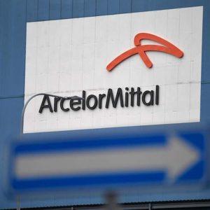 Magistratura mostra la faccia feroce ad ArcelorMittal. Via giudiziaria a stipendio e salute