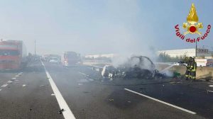 A21, incidente a Pontevico: auto in fiamme dopo lo schianto, un morto e autostrada chiusa