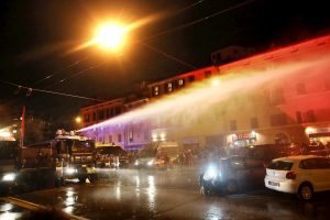 Salvini a Bologna, polizia usa idranti contro il corteo dei centri sociali