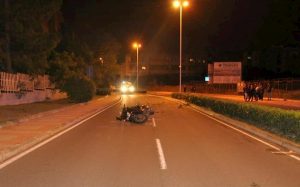 Cagliari, sbanda in moto e finisce contro lo spartitraffico: morto 29enne