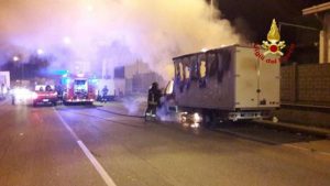 Camion esplode sull'A1 a Cantagallo: feriti due vigili del fuoco