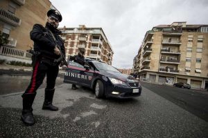 Sale, raffiche di kalashnikov contro i carabinieri: banditi in fuga, volevano rapinare un portavalori