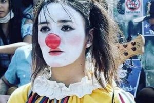 Daniela Carrasco, El Mimo delle proteste in Cile "torturata, violentata e impiccata dai soldati". Giallo sulla sua morte