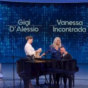 Domenica In, Gigi D’Alessio e il siparietto con Mara Venier: "Fammi mettere la capa sulle..."