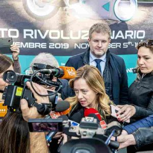 Giorgia Meloni all'Eicma fa una battuta: "In moto con Salvini a Palazzo Chigi" VIDEO