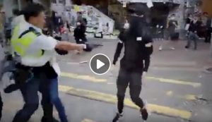 Hong Kong: poliziotto spara al petto di un manifestante durante la proteste VIDEO