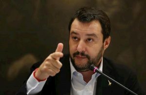 Scuola, la proposta di Salvini: "Aboliamo le medie, sono un parcheggio"