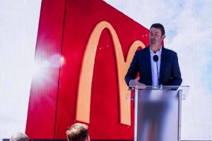 McDonald's, Ceo Steve Easterbrook si dimette per amore. A lavoro non si può, neanche se consenziente