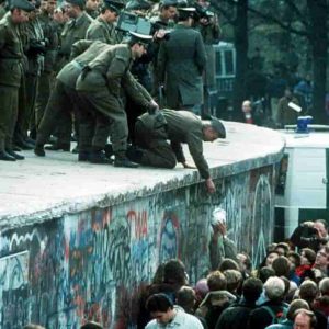Muro di Berlino cadeva 30 anni fa. Pensiero scorretto: per avere una Dresda (con nazisti) così?