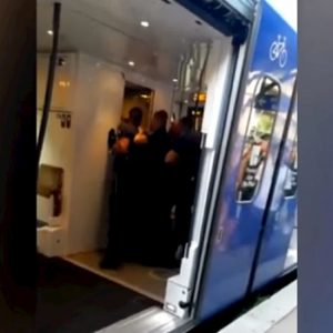 Mentone, polizia francese usa spray urticante per stanare i migranti sul treno