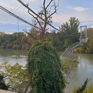 Tolosa, crolla ponte sul fiume Tarn: camion e auto finiscono in acqua, morto 15enne