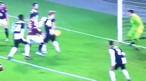 Rigore Torino Juventus De Ligt mano arbitro var non concedono penalty
