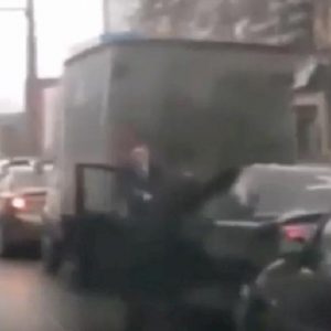 russia rissa tra automobilisti