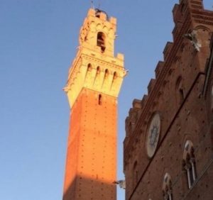 La Torre del Mangia in piazza del Campo a Sien