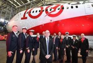 Il team della compagnia di bandiera australiana Qantas che ha completato il primo volo di prova non-stop di 19 ore e 19 minuti da Londra