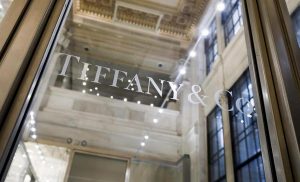 Tiffany cambia padrone. Il re del lusso Arnault (Luis Vuitton, Dior...) se l'aggiudica per 16 mld di dollari