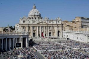 Vaticano, ordine di cattura internazionale per il vescovo Gustavo Zanchetta. L'accusa: "Abusi"