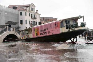 Venezia, l'acqua alta fa danni record. Il sindaco Brugnaro: "Centinaia di milioni di euro"