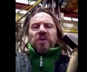 Davide Fabbri il vichingo, video sui social: "Mille euro a chi sodomi*** un giornalista antifascista"