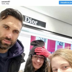 Torino, Sirigu e il selfie con due ragazze: "Solo se coprite il simbolo della Juventus..."
