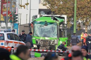 Milano, scontro filobus Atm-camion Amsa, il legale del conducente: "Distratto da un mancamento"