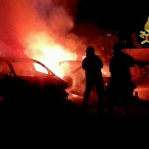 Maniago, l'auto va a fuoco: il conducente la abbandona in strada e scompare