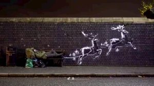 Babbo Natale-clochard sulla panchina trasformata in slitta: l'ultima opera di Banksy a Birmingham VIDEO