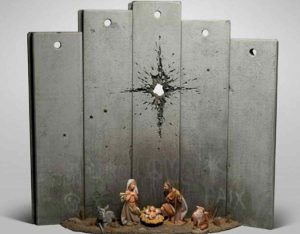Banksy, il presepe di guerra: l'ultima opera a Betlemme, al posto della cometa un foro di mortaio
