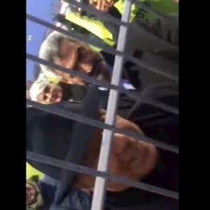 Berlusconi ai tifosi dell'Olbia: "Scusate ma ora devo andare a putt***" VIDEO