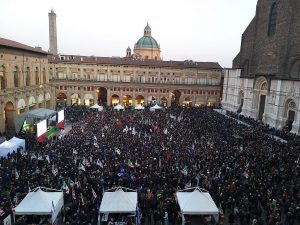 Bonaccini, in 10mila in piazza per il candidato: appello a M5s e Sardine presenti