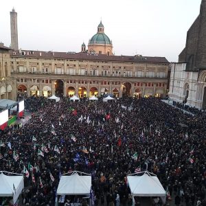 Bonaccini, in 10mila in piazza per il candidato: appello a M5s e Sardine presenti