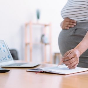 Congedo maternità tutto dopo il parto: al settimo mese richiesta all'Inps e certificato medico