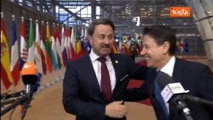 Conte e la simpatica gag col premier del Lussemburgo a Bruxelles VIDEO