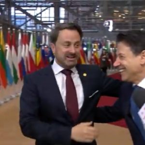 Conte e la simpatica gag col premier del Lussemburgo a Bruxelles VIDEO