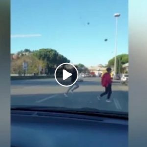 Corso Francia a Roma, ecco il VIDEO del gioco del semaforo rosso: due ragazzi schivati dall'auto in corsa