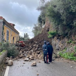 Maiori (Salerno), 10 famiglie sgomberate per una frana in Costiera Amalfitana