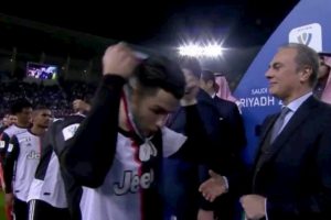 Supercoppa. Cristiano Ronaldo non sa perdere: la medaglia d'argento se la sfila subito...