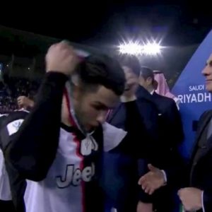 Supercoppa. Cristiano Ronaldo non sa perdere: la medaglia d'argento se la sfila subito...