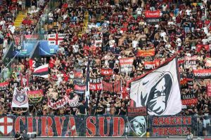 Bologna, rissa tra tifosi del Milan per una maglietta: un accoltellato, operato d'urgenza