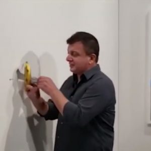 David Datuna mangia la banana costosa di Maurizio Cattelan VIDEO