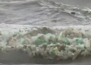 Sudafrica, onde del mare piene di bottigliette di plastica, come fossero schiuma VIDEO