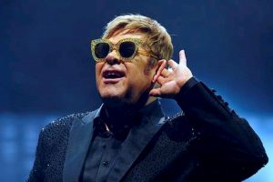 Elton John: "Ho indossato il pannolone durante un concerto a Las Vegas"
