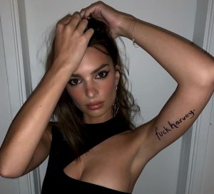Emily Ratajkowski, tatuaggio contro Harvey Weinstein dopo il patteggiamento per molestie