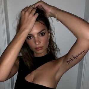 Emily Ratajkovski, tatuaggio contro Harvey Weinstein dopo il patteggiamento per molestie
