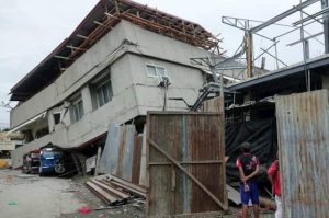 Terremoto nelle Filippine: scossa di magnitudo 6.8 a Davao del Sur. Crollato un palazzo, almeno 4 morti VIDEO