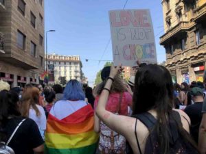Milano, gay accerchiato a Porta Ticinese da 10 persone e aggredito con un coccio di bottiglia