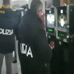 Gioco illegale, sequestrate centinaia di slot in tutta Italia. Il proibizionismo aumenta l'illecito