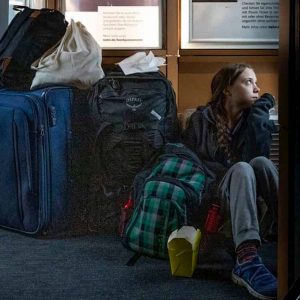 Greta Thunberg seduta per terra sul treno in Germania: battibecco con le ferrovie tedesche