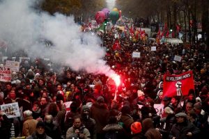 Francia, scontri allo sciopero contro la riforma delle pensioni di Macron: 180mila manifestanti, treni e metro ferme
