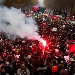 Francia, scontri allo sciopero contro la riforma delle pensioni di Macron: 180mila manifestanti, treni e metro ferme
